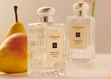Flacon de cologne English Pear & Freesia cannelé sur une table