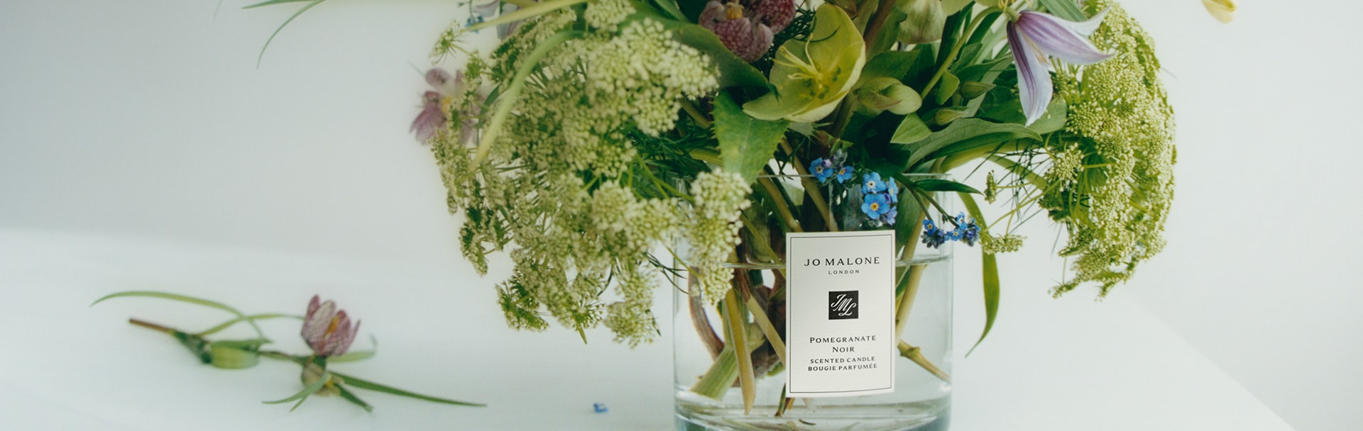 Boîte cadeau gaufrée, avec des colognes jo malone london gravées.